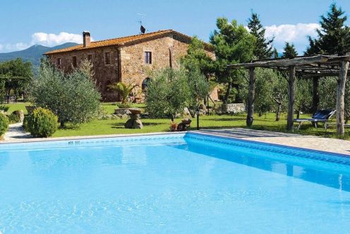 Ferme toscane classique au coeur d'une oasis naturelle au bord d'un lac  
