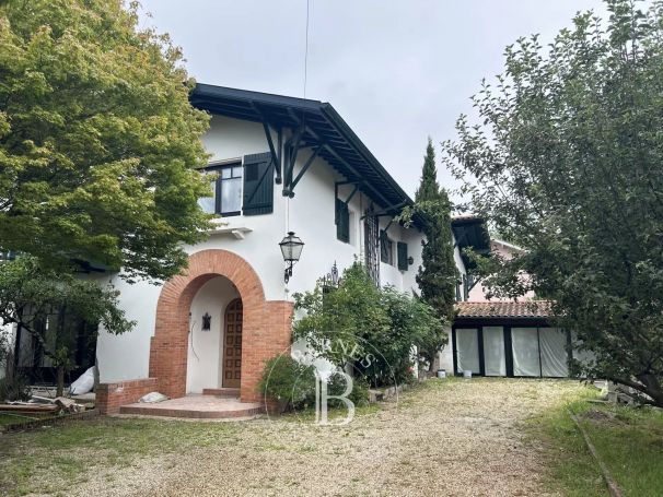A vendre MAISON BOURGEOISE 298 M² SECTEUR PARC D'HIVER ANGLET