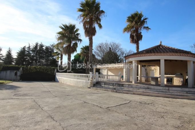 A louer MAISON  8 PIECES 189 M2  NIMES