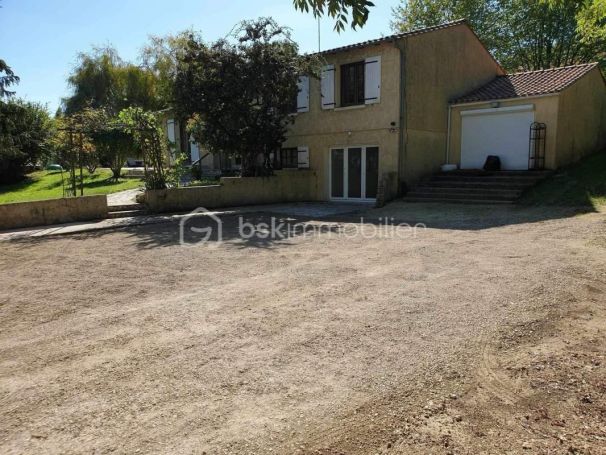 A louer MAISON  7 PIECES 165 M2  TONNAY CHARENTE