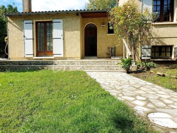 A louer MAISON  7 PIECES 165 M2  TONNAY CHARENTE