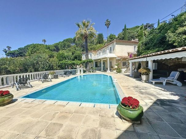 A louer MAISON  7 PIECES 213 M2 BORD DE MER GOLFE JUAN