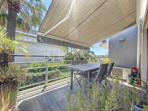 A louer APPARTEMENT T2 52 M2 TERRASSE BORD DE MER ANTIBES
