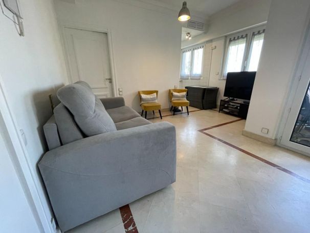 A vendre STUDIO  24 M2 BORD DE MER GOLFE JUAN