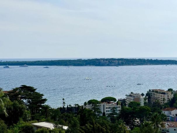 A louer APPARTEMENT DE PRESTIGE T3 125 M2 TERRASSE BORD DE MER CANNES