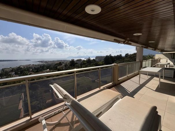 A louer APPARTEMENT DE PRESTIGE T3 125 M2 TERRASSE BORD DE MER CANNES