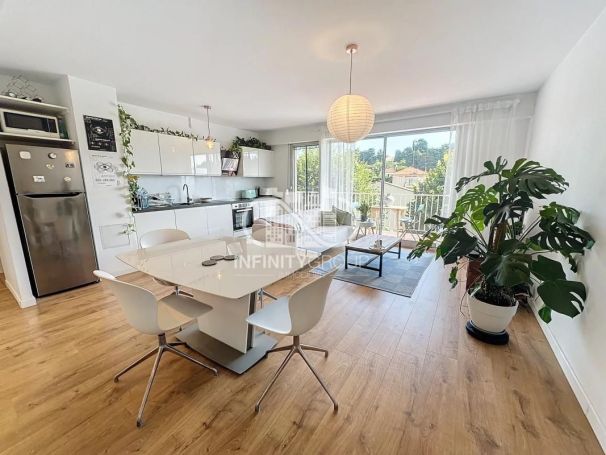 A louer APPARTEMENT T2 48 M2 TERRASSE BORD DE MER ANTIBES
