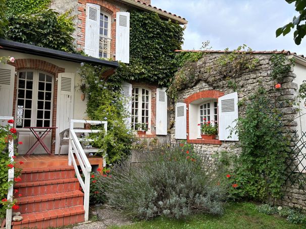 A vendre MAISON  DE MAîTRE BORD DE MER LONGEVILLE SUR MER