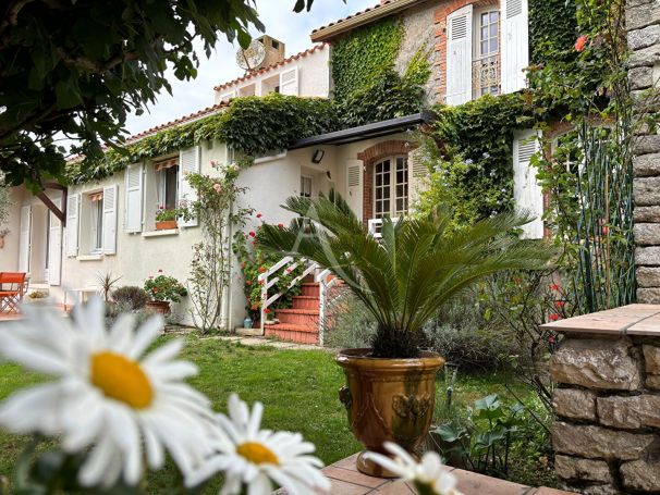 A vendre MAISON  DE MAîTRE BORD DE MER LONGEVILLE SUR MER