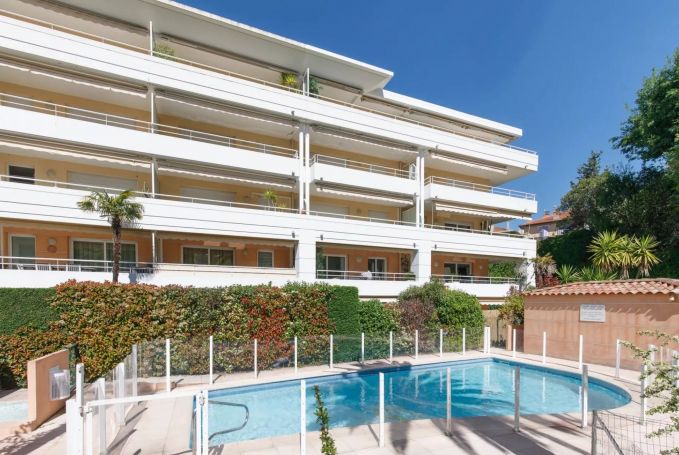 A vendre BEL APPARTEMENT T4 141 M² DERNIER ETAGE BORD DE MER Cannes