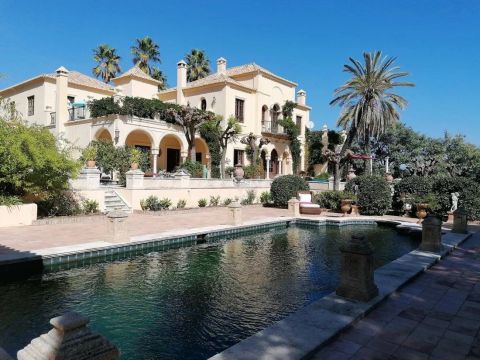 A louer PENTHOUSE  854 M2 TERRASSE PIEDS DANS L'EAU ESTEPONA