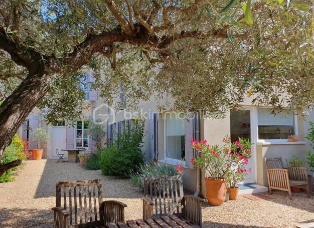 A vendre SUPERBE MAS 260Â² AU CALME AVEC SA PISCINE ET SON JARDIN PAYSAGER  Maussane Les Alpilles