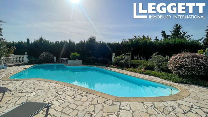 A louer MAISON  6 PIECES 213 M2  MONTAUROUX