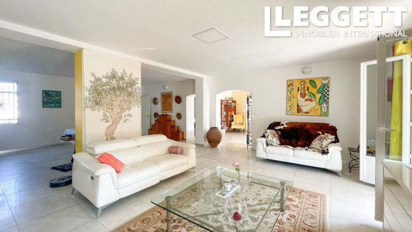 A louer MAISON  6 PIECES 213 M2  MONTAUROUX