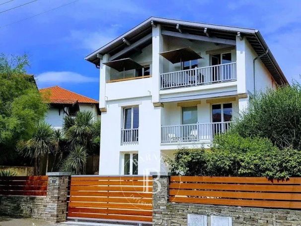 A vendre MAGNIFIQUE MAISON ANNEES 60 400 M² RENOVEE BIARRITZ
