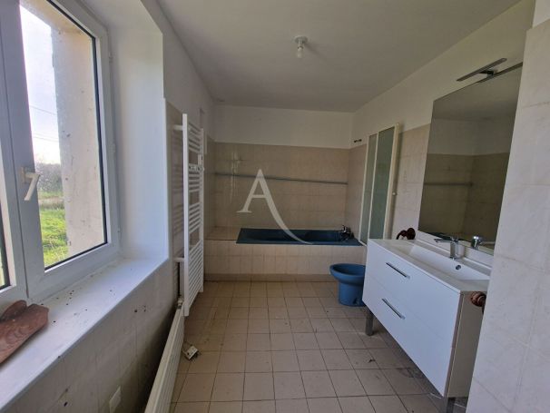 A vendre LONGèRE  6 PIECES 114 M2 BORD DE MER TALMONT SAINT HILAIRE