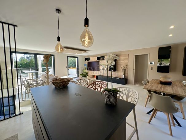 A vendre MAISON  6 PIECES 175 M2 BORD DE MER SAINT AYGULF