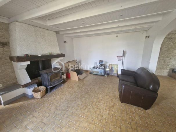A louer LONGèRE  10 PIECES 337 M2  SAINT MARTIN DU PUY