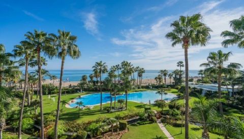 A louer PENTHOUSE DUPLEX DE PRESTIGE T5 557 M2 TERRASSE PIEDS DANS L'EAU MARBELLA