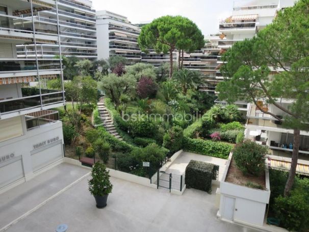 A louer APPARTEMENT T2 43 M2 TERRASSE BORD DE MER ANTIBES