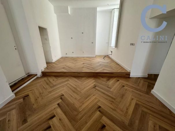A louer APPARTEMENT T3 75 M2  NIMES