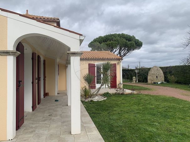 A louer MAISON  7 PIECES 218 M2  LE GUA