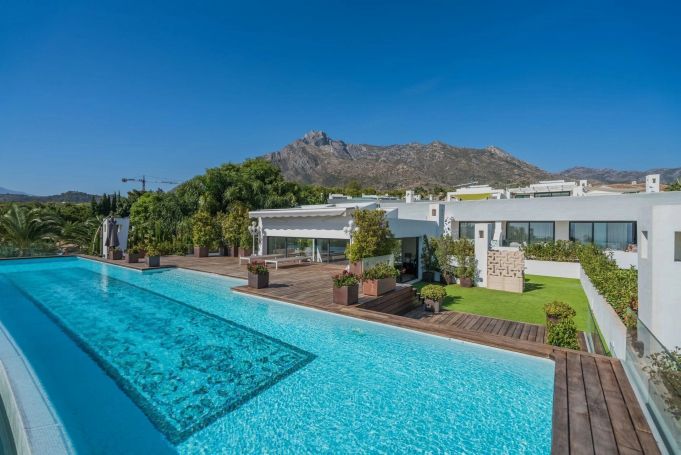 A louer PENTHOUSE DUPLEX DE PRESTIGE T7 426 M2 TERRASSE PIEDS DANS L'EAU MARBELLA