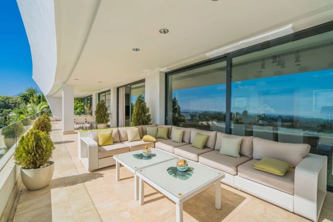 A louer PENTHOUSE DUPLEX DE PRESTIGE T7 426 M2 TERRASSE PIEDS DANS L'EAU MARBELLA