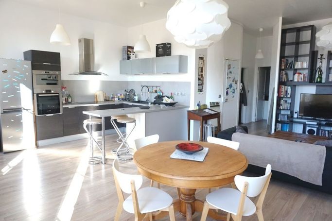 A louer APPARTEMENT T3 69 M2 PIEDS DANS L'EAU MARSEILLE 2EME