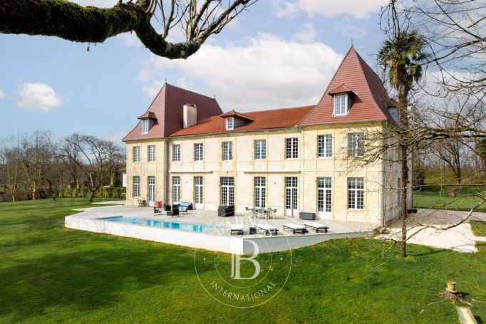 A louer APPARTEMENT  650 M2 TERRASSE  DAX