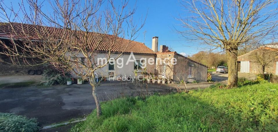 A vendre  maison en pierres de 108 m²  Tallud Sainte Gemme