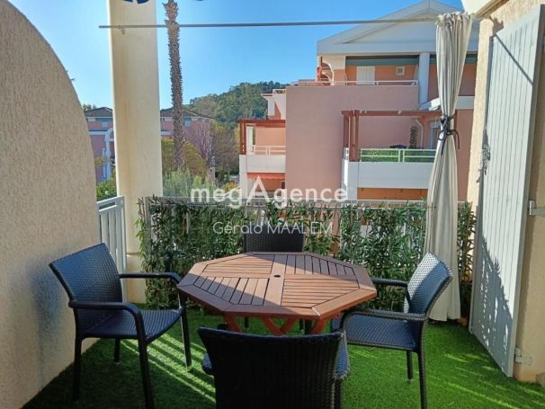 A louer APPARTEMENT DUPLEX T3 45 M2 TERRASSE BORD DE MER LE LAVANDOU