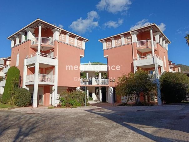 A louer APPARTEMENT DUPLEX T3 45 M2 TERRASSE BORD DE MER LE LAVANDOU