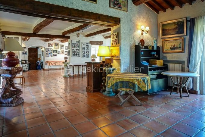 APPARTEMENT  600 M2 TERRASSE  LA MOTTE