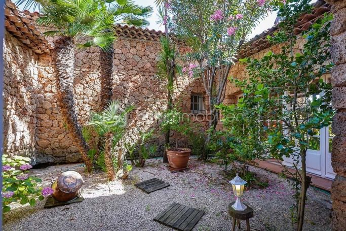 APPARTEMENT  600 M2 TERRASSE  LA MOTTE