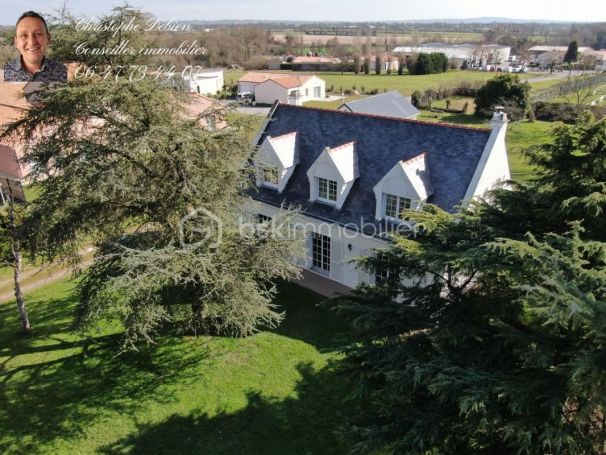 A vendre MAISON  DE MAîTRE  BAZOGES EN PAILLERS