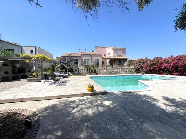 A louer MAISON  DE MAîTRE BORD DE MER POUSSAN