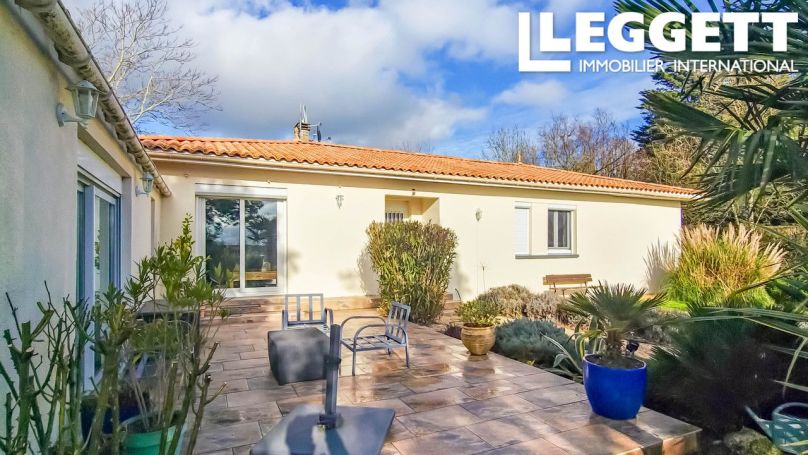 A vendre Maison de plain pied 168 mÂ², trois chambres, garage avec vues sur la campagne 85320 La Bretonniere La Claye
