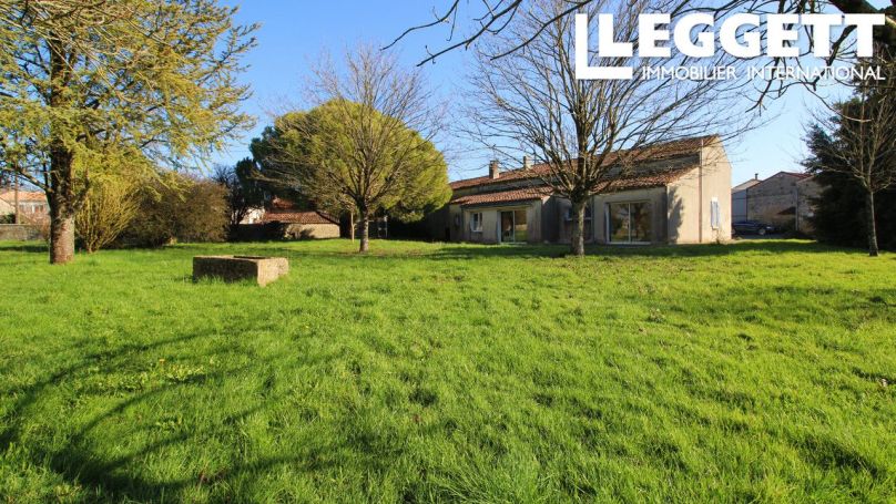 A louer LONGèRE  7 PIECES 168 M2  SALEIGNES