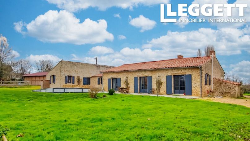 A vendre LONGèRE  7 PIECES 247 M2  MOUTIERS SUR LE LAY