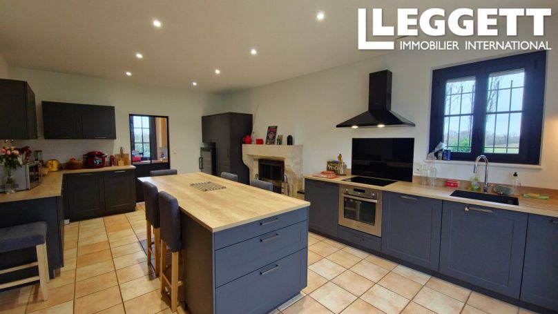 A vendre LONGèRE  7 PIECES 247 M2  MOUTIERS SUR LE LAY