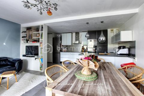 A vendre APPARTEMENT T3 66 M2 TERRASSE BORD DE MER MARSEILLE 10EME