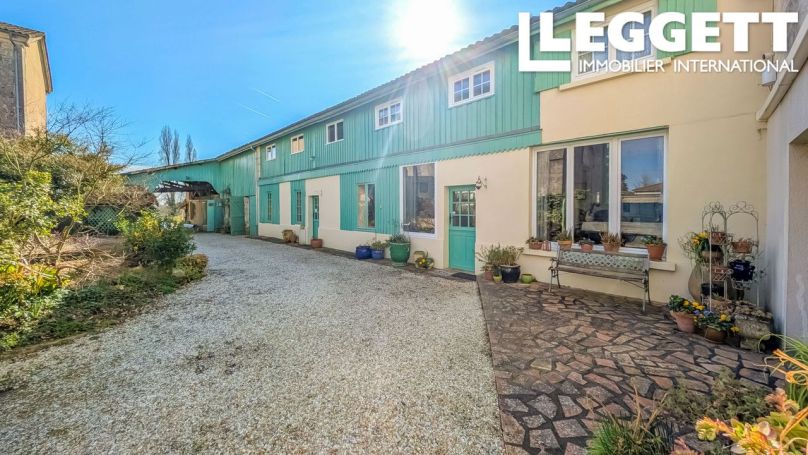 A vendre Maison de charme  proche de toutes commoditES Piscine terrasses jardin  17210 Montlieu La Garde