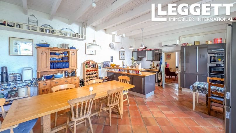 A vendre Maison de charme  proche de toutes commoditES Piscine terrasses jardin  17210 Montlieu La Garde
