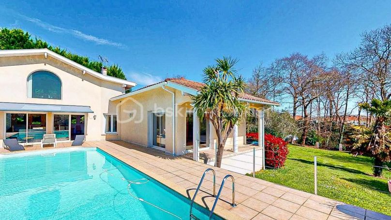 A vendre PropriETE composEEe d'une maison principale avec piscine + 2 appartements indEpendants Saint Martin De Seignanx