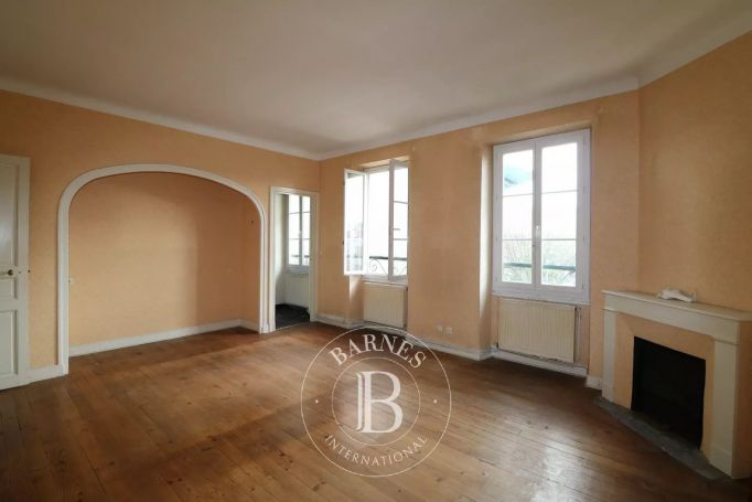 A vendre CHARMANT APPARTEMENT T6 142 M² DERNIER ETAGE A RENOVER CENTRE VILLE BIARRITZ