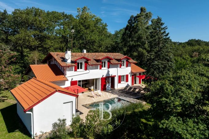 MAISON  9 PIECES 270 M2  ASCAIN