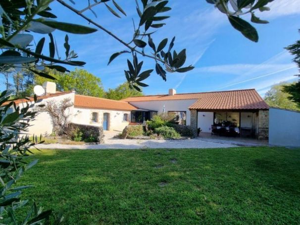 A vendre MAISON  6 PIECES 235 M2  SOULLANS