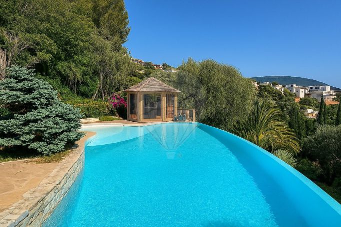 A louer MAISON  8 PIECES 385 M2 BORD DE MER NICE