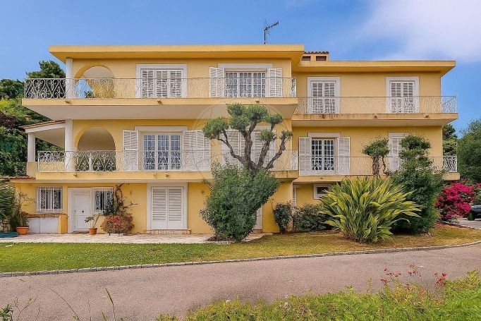 A louer MAISON  8 PIECES 385 M2 BORD DE MER NICE